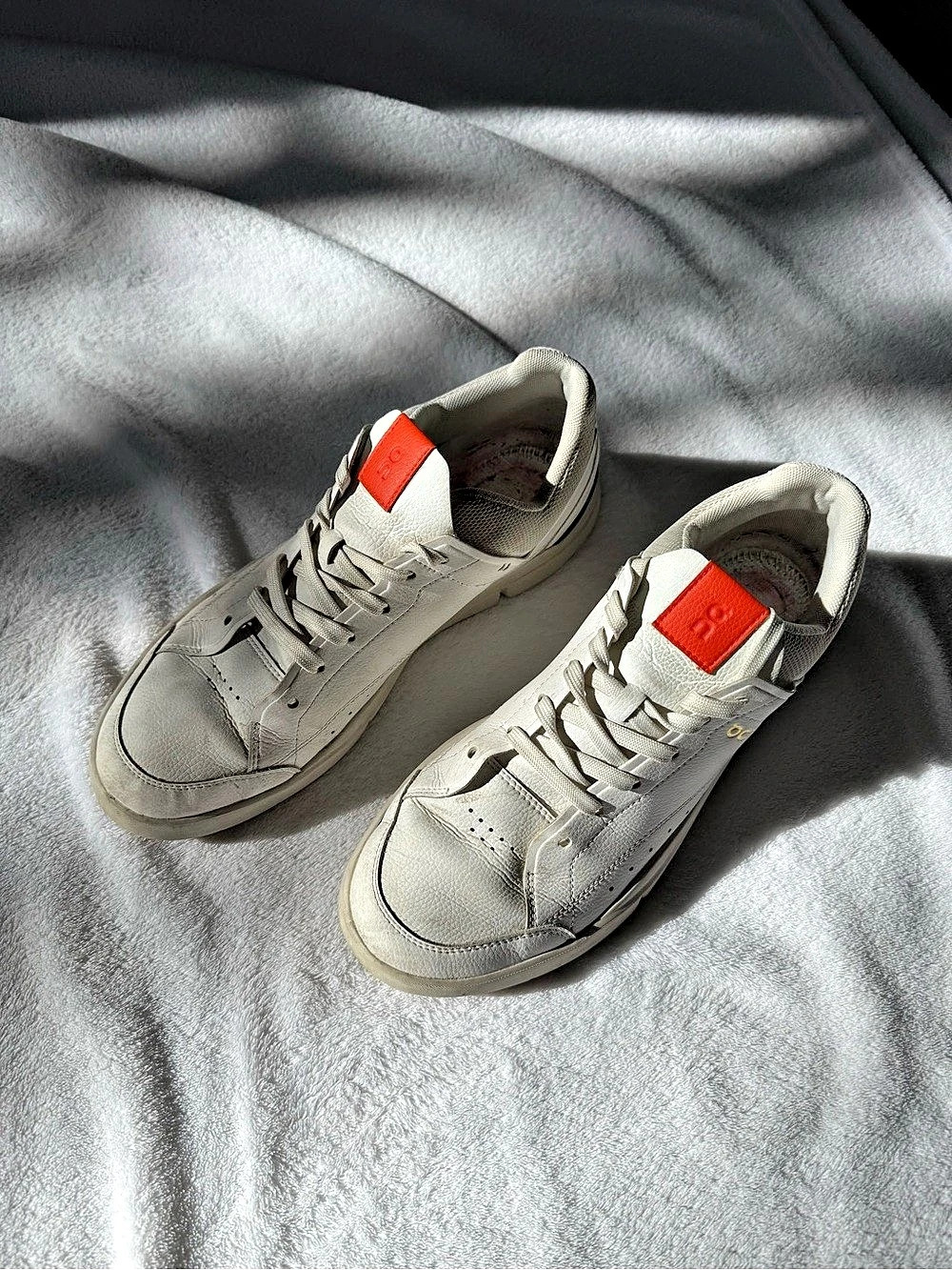 On The Roger Centre Court White & Red Sneakers